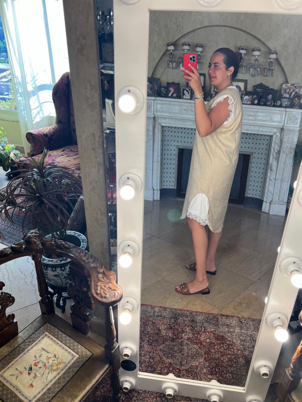 Dress with ruffled sleeves in beig