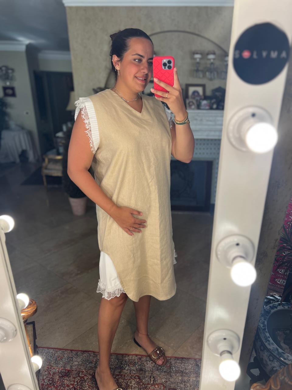 Dress with ruffled sleeves in beig