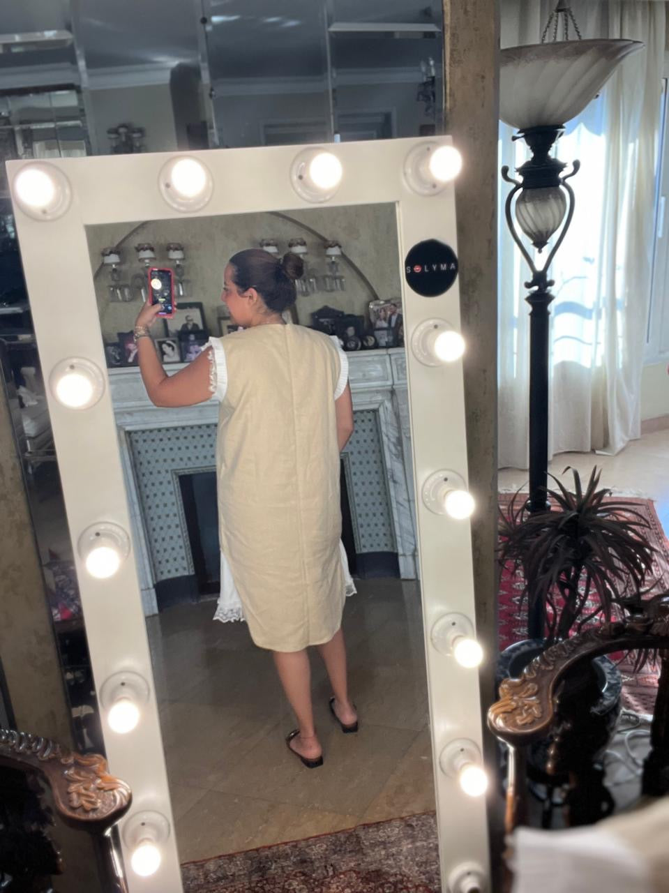 Dress with ruffled sleeves in beig