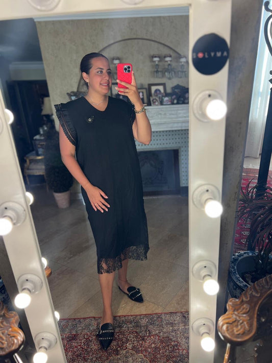 Dress with ruffled sleeves in black